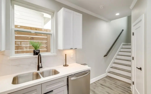 photo 5 of Modern Houston Vacation Rental - 6 Mi to Downtown