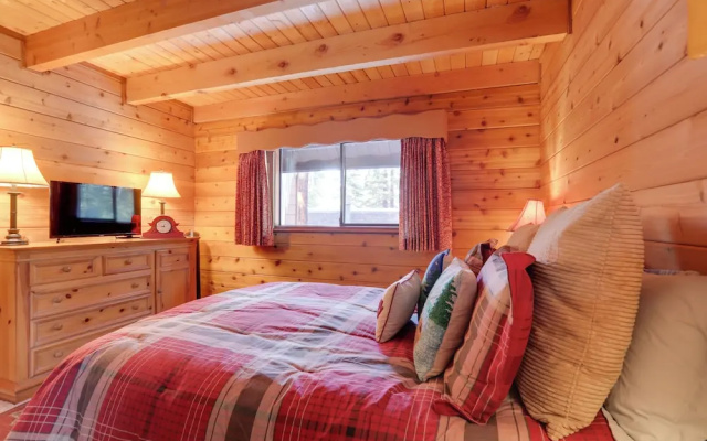 photo 3 of 2 Mi to Northstar Resort: Idyllic Cabin w/ Shuttle