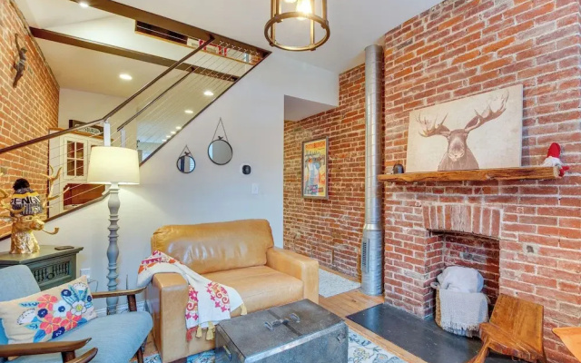 photo 2 of 3 Mi to Dtwn: Charming Row House in Pittsburgh