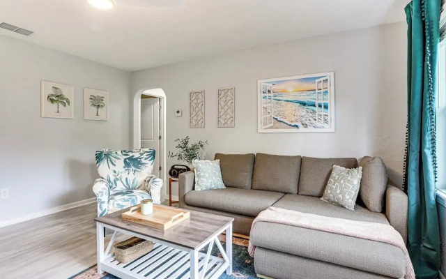 photo 2 of Idyllic Sarasota Home w/ Yard: 2 Mi to Beach!
