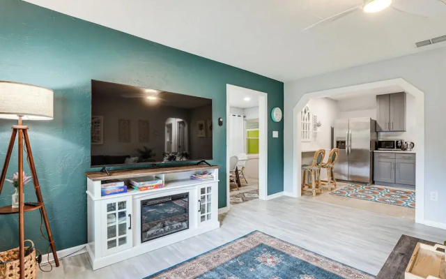 photo 3 of Idyllic Sarasota Home w/ Yard: 2 Mi to Beach!