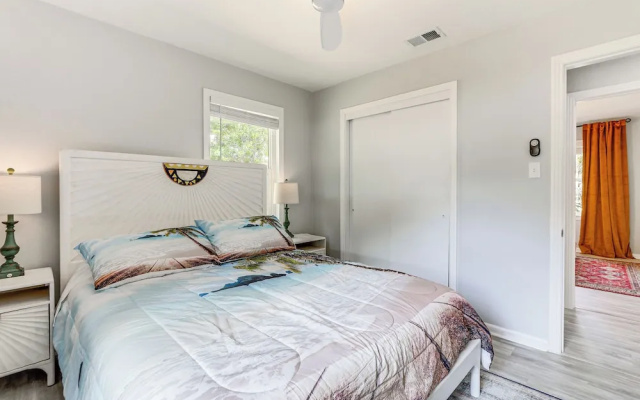 photo 4 of Idyllic Sarasota Home w/ Yard: 2 Mi to Beach!