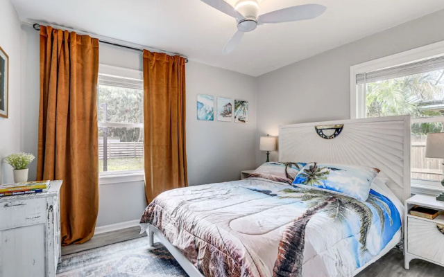 photo 5 of Idyllic Sarasota Home w/ Yard: 2 Mi to Beach!