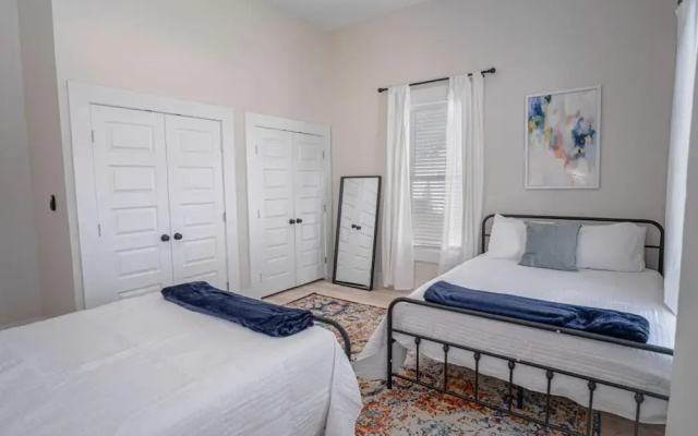 photo 2 of Incredible New 3br/2ba Near Downtown