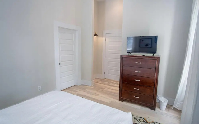 photo 5 of Incredible New 3br/2ba Near Downtown