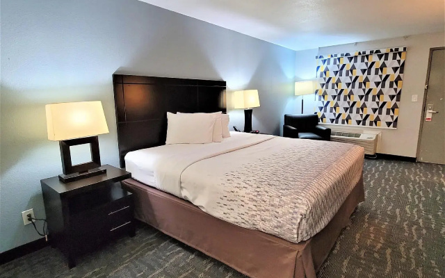 photo 2 of Inn of Rockwall