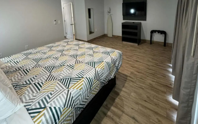 photo 5 of Englewood Inn & Suites