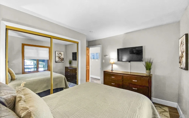 photo 4 of Inner Circle #6 (Condo with Pool & Hot Tub)