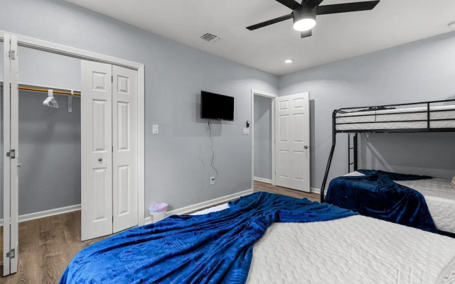 photo 5 of Inviting 4br/2.5ba Downtown Home With Ample Space!