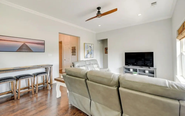 photo 2 of Inviting Granbury Home w/ Fire Pit: 3 Mi to Lake!