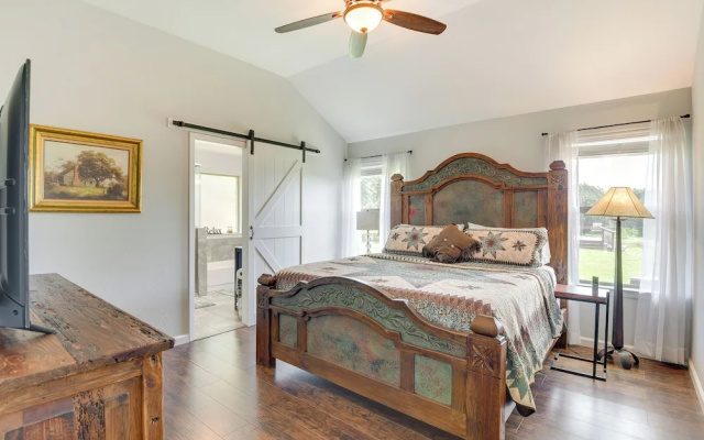 photo 5 of Inviting Granbury Home w/ Fire Pit: 3 Mi to Lake!