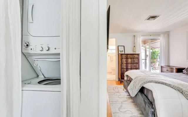 photo 2 of Inviting Sarasota Cottage: 5 Mi to Beach Access!