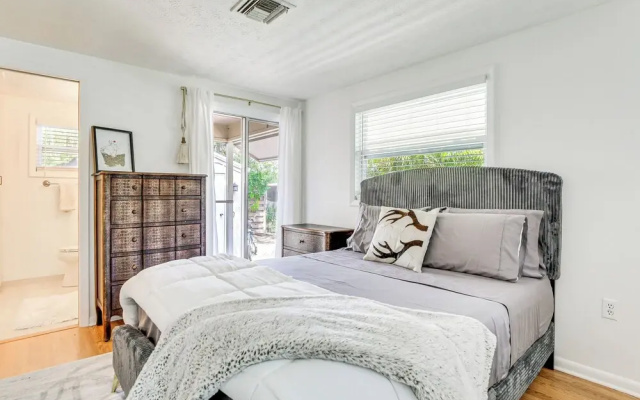 photo 5 of Inviting Sarasota Cottage: 5 Mi to Beach Access!