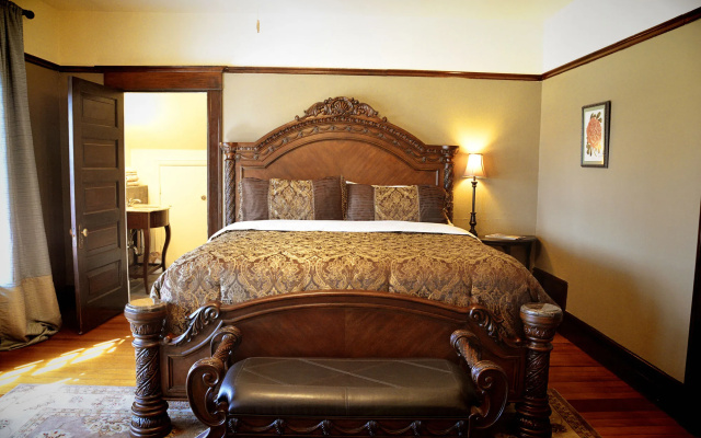 photo 3 of Iron Horse Inn