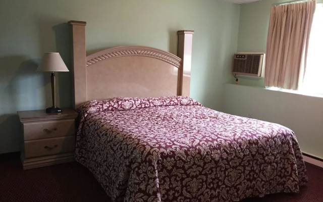 photo 3 of Iron Horse Inn