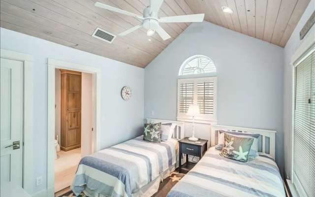photo 3 of Island 11 - 3 Br home by RedAwning