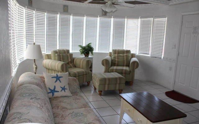 photo 3 of Island Breeze Inn