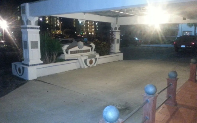photo 2 of Island House Hotel