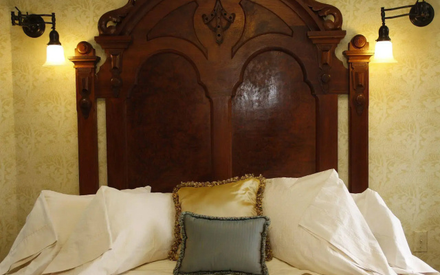 photo 2 of Jabberwock Inn