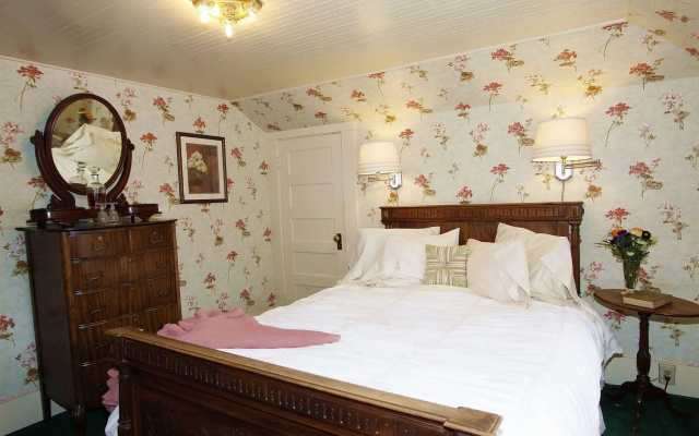 photo 3 of Jabberwock Inn