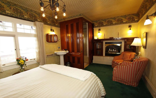 photo 5 of Jabberwock Inn