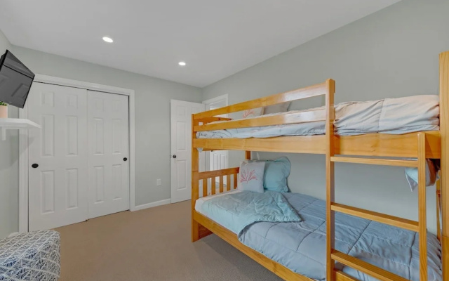 photo 4 of Jcr Taunton Bay Hideaway 3 Bedroom Home by RedAwning