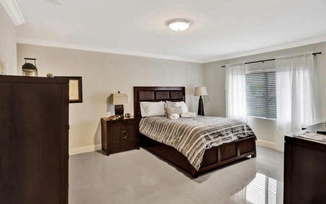 photo 2 of Just A 3.5 Mile Drive To Lauderdale By The Sea 4 Bedroom Home by Redawning