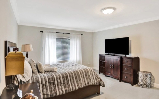 photo 4 of Just A 3.5 Mile Drive To Lauderdale By The Sea 4 Bedroom Home by Redawning