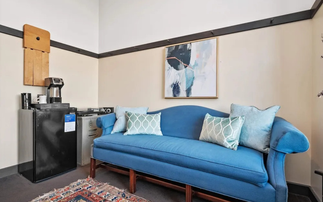 photo 2 of Kasa Uniquely Designed Suite Near Carnegie Museum The Maverick