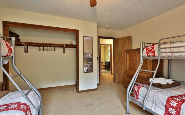 photo 4 of Killington Mountain Retreat: Great Ski House For Families & Groups! Close To Mountain! Hot Tub. 4 Bedroom Home