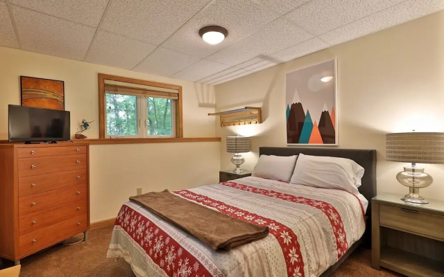 photo 5 of Killington Mountain Retreat: Great Ski House For Families & Groups! Close To Mountain! Hot Tub. 4 Bedroom Home