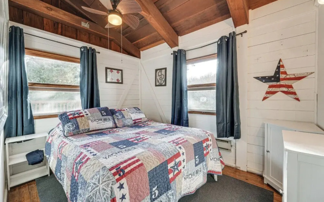 photo 4 of Inviting Cabin ~ 11 Mi to Silverdollar City