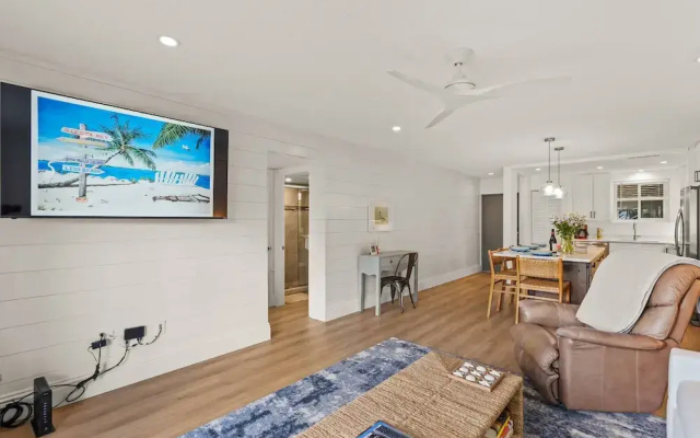 photo 2 of Kingston Arms Modern 1BR On Lido Key