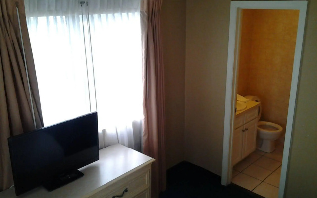 photo 3 of Kitchenette Condos Universal by Amerom