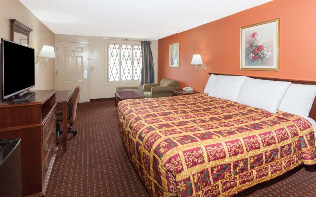 photo 2 of Knights Inn Tucker