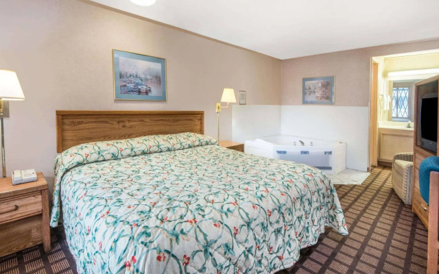 photo 4 of Knights Inn Canton