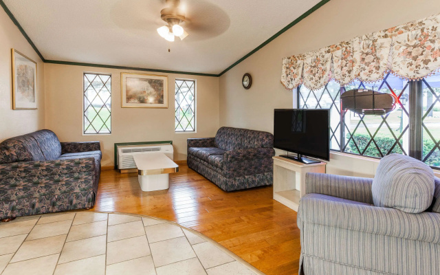 photo 4 of Knights Inn Farmington Hill