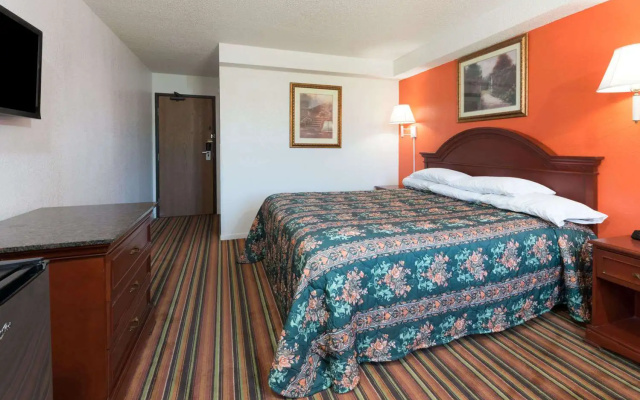 photo 4 of Knights Inn  Ferguson MO