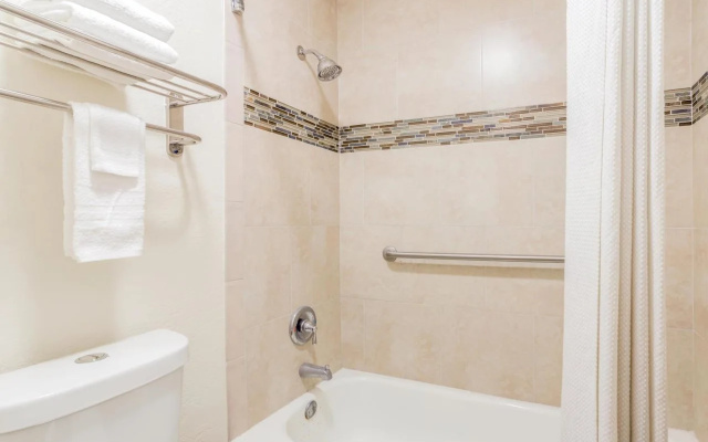 photo 5 of Econo Lodge Inn & Suites