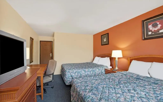 photo 2 of Monte Carlo Inn