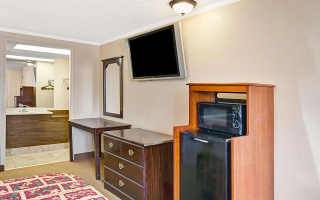 photo 4 of Knights Inn  Madison Heights MI