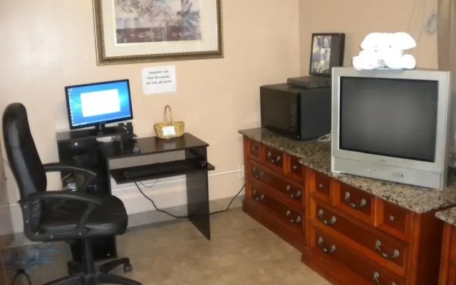 photo 2 of Payless Inn