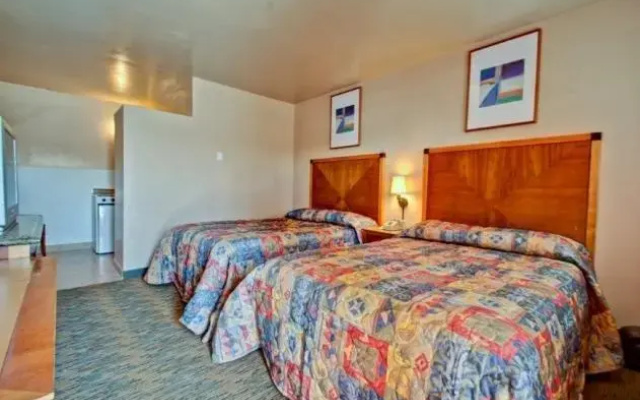 photo 4 of Payless Inn