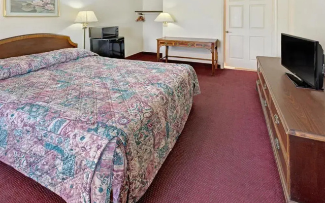 photo 2 of Knights Inn Pittsburgh Bridgeville
