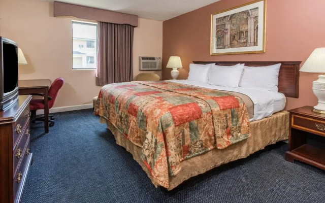 photo 2 of Knights Inn Wentzville MO