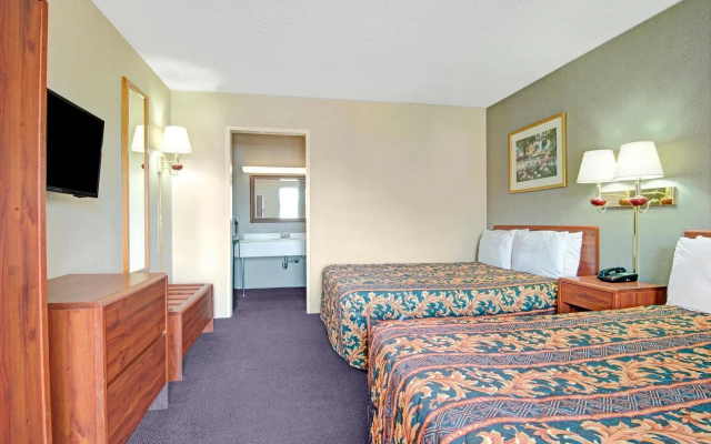 photo 2 of Knights Inn Wheeling