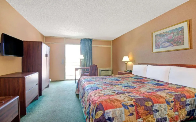 photo 3 of Knights Inn Wheeling