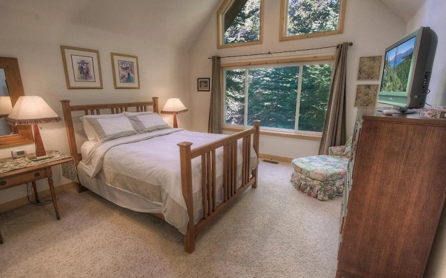 photo 2 of Knotty Pine Retreat 3 Bedroom Home