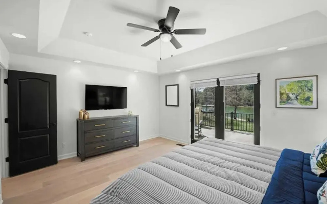 photo 2 of Knotty Pines by Avantstay Lake Views, Renovated
