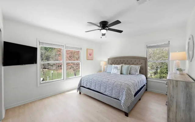 photo 4 of Knotty Pines by Avantstay Lake Views, Renovated